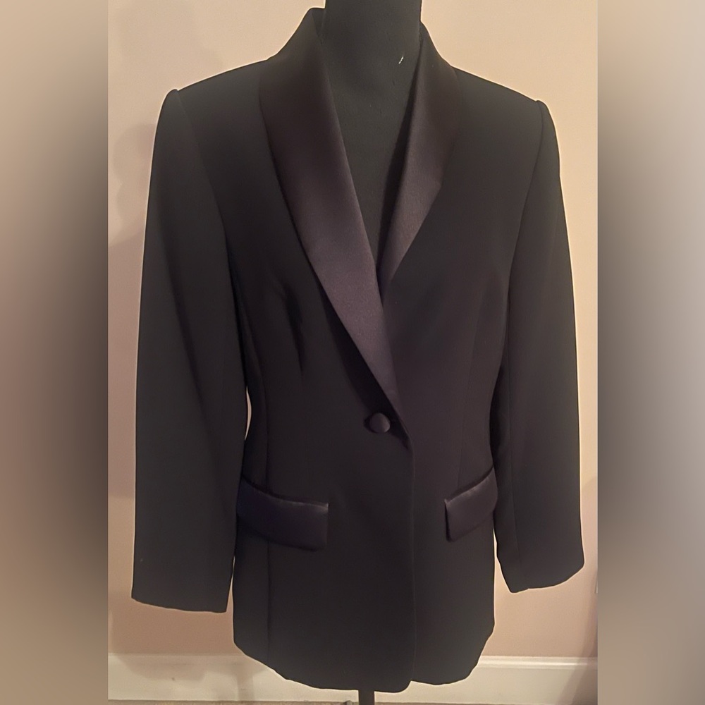 Like new Spenser Jeremy Separates Black Satin-Trim Tuxedo Style Blazer Size 6